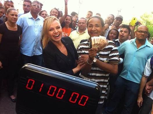 Eliana distribui muito dinheiro nas ruas de São Paulo