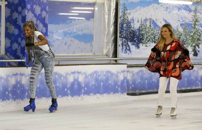 Eliana e Ludmilla se divertem patinando no gelo