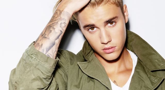 Justin Bieber é visto irritado derrubando cadeiras em restaurante