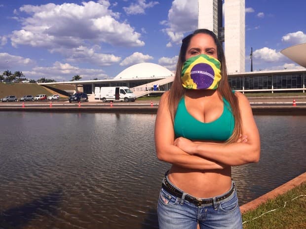 Mulher Melão aparece em frente ao Congresso de forma sensual para apoiar manifestação