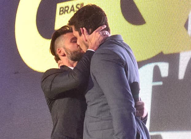 Cantor Cesar Menotti detona beijo gay de Bruno Gagliasso