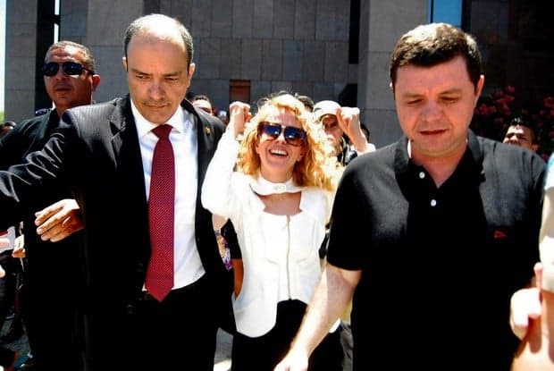 Joelma vira piada na internet após assinar divórcio e comemorar; confira!