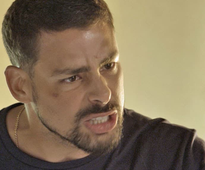 "A Regra do Jogo": Juliano aponta arma para Zé Maria, que confessa ser criminoso; confira o resumo do capítulo desta terça-feira (2)