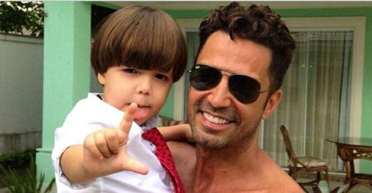 Latino posa com o filho e manda indireta para as ex que 'cobram pensões exorbitantes'; confira