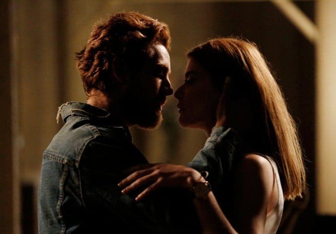 "Além do Tempo": Lívia e Felipe fazem amor nas ruínas de casarão abandonado
