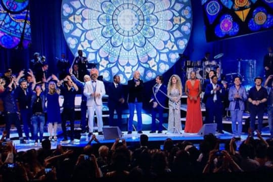 Gafe: Ludmilla escolhe vestido vermelho para gravar especial de Roberto Carlos