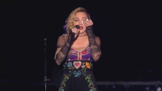Madonna chora em show após desabafar sobre os ataques em Paris