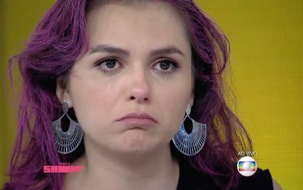 Monica Iozzi cai em pegadinha e chora ao ficar com cabelo roxo no 'Vídeo Show'