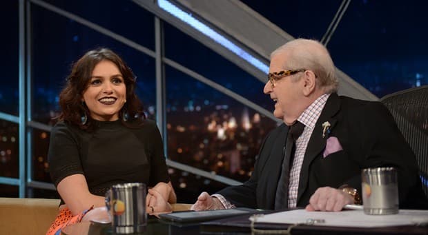 Monica Iozzi ganha Smart TV de Jô Soares e diz que chamará o apresentador para ser seu padrinho de casamento