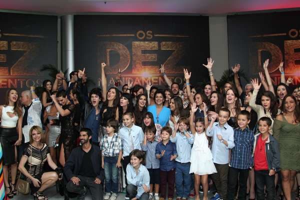 Elenco de "Os Dez Mandamentos" tira dinheiro do próprio bolso para pagar festa de encerramento