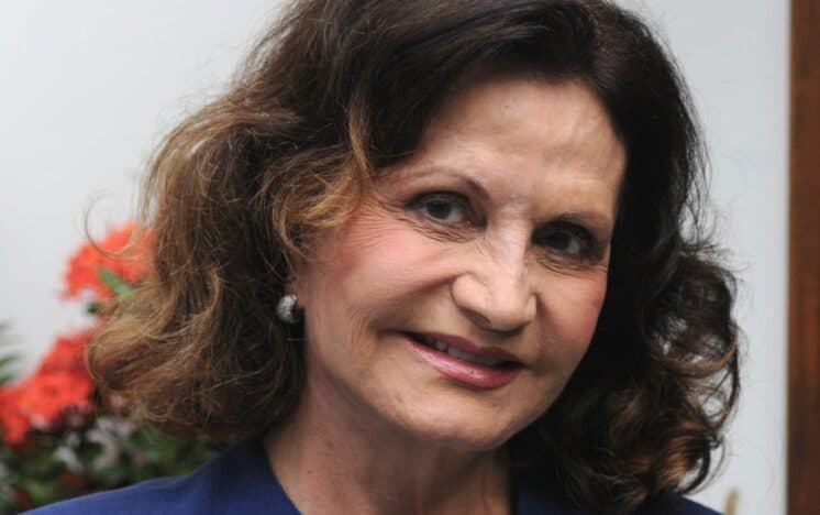 "Cansada" de personagens refinadas, Rosamaria Murtinho diz que topa qualquer papel na TV