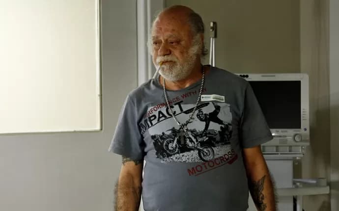 "Trabalhando menos", Tonico Pereira rouba a cena e é reverenciado por colegas de "A Regra do Jogo"