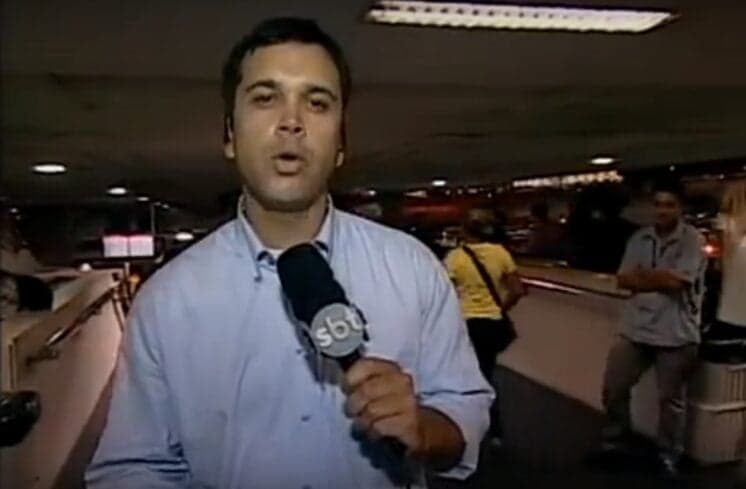 Vídeo da Hora: repórter do SBT é ignorado por passageiros e paga mico ao vivo