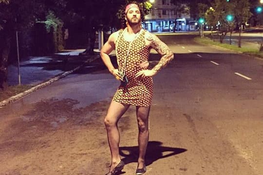 De vestido de oncinha, Rafinha Bastos vira piada na web
