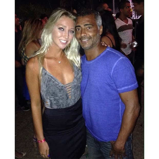 Estudante confirma fim de romance com Romário e alfineta jogador