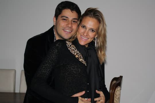 Mulher do jornalista Evaristo Costa sofre AVC