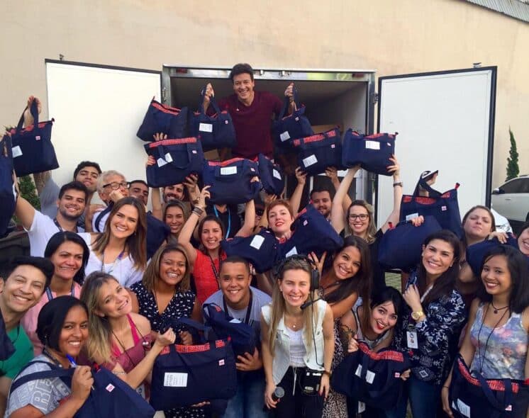 Rodrigo Faro presenteia equipe com roupas e cestas de Natal