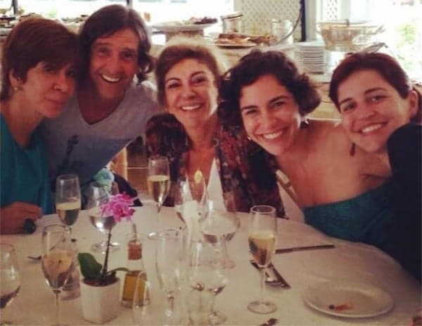 Filho de Marília Pêra posta última foto da mãe com a família