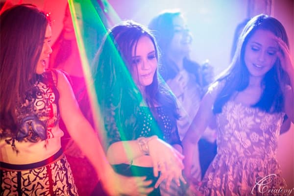 Larissa Manoela e Maisa são filmadas dançando funk em festa; Assista!