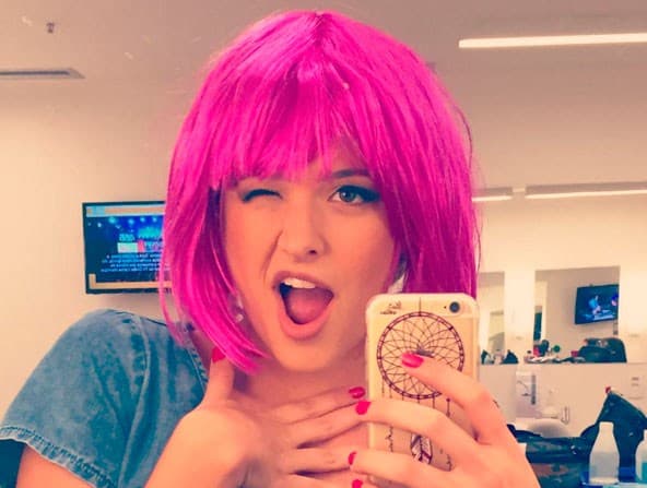 Juliana Paiva aparece com cabelo rosa nas gravações de "Totalmente Demais"