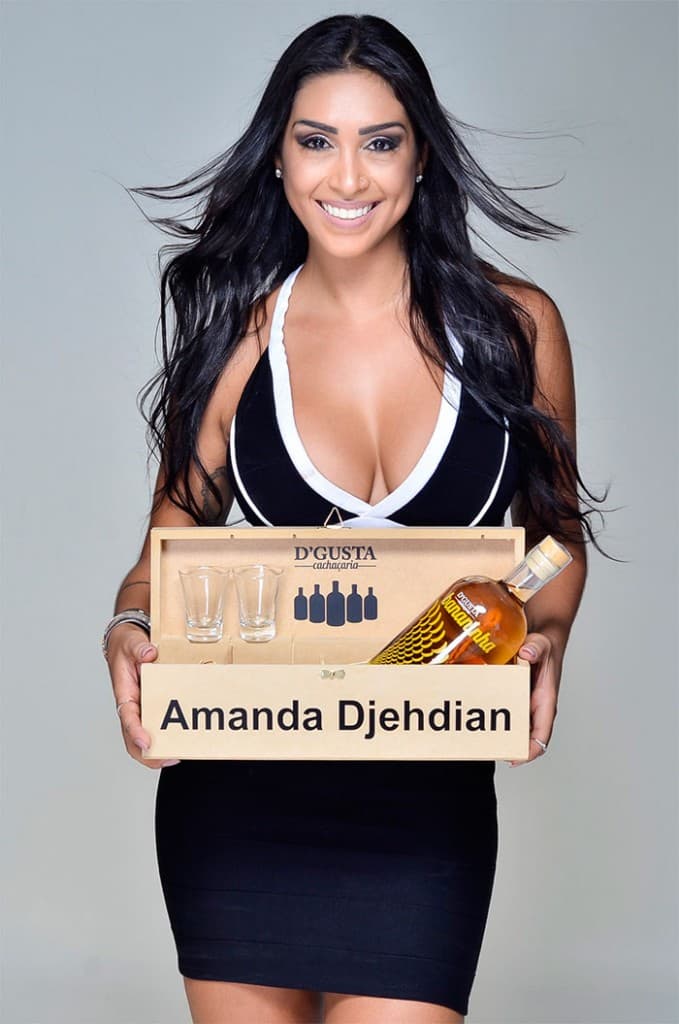 Amanda Djehdian vira garota-propaganda de bebidas e fala sobre o namorado