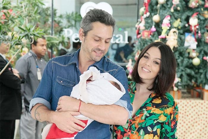 Alexandre Nero deixa maternidade com o filho nos braços