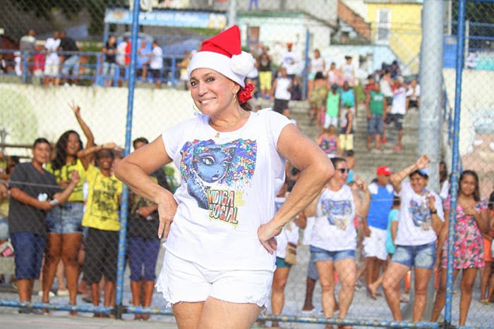 Susana Vieira vira mamãe noel e chama atenção com simpatia