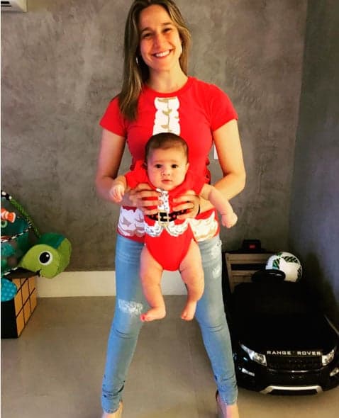 Fernanda Gentil aparece com roupa inspirada no Papai Noel