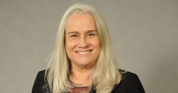 Atriz Vera Holtz aparece com incensos na cabeça: "Pletora do Descarrego"