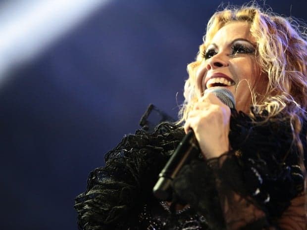 Ao contrário de Claudia Leitte, Joelma abraça e tira fotos com 400 fãs
