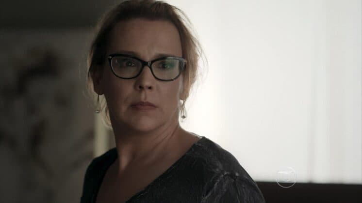 "Além do Tempo": Emília faz chantagem com Luís para prejudicar Felipe