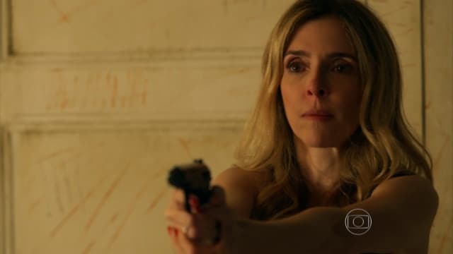 "A Regra do Jogo": Kiki golpeia Zé Maria, foge de cativeiro e é descoberta por Nelita