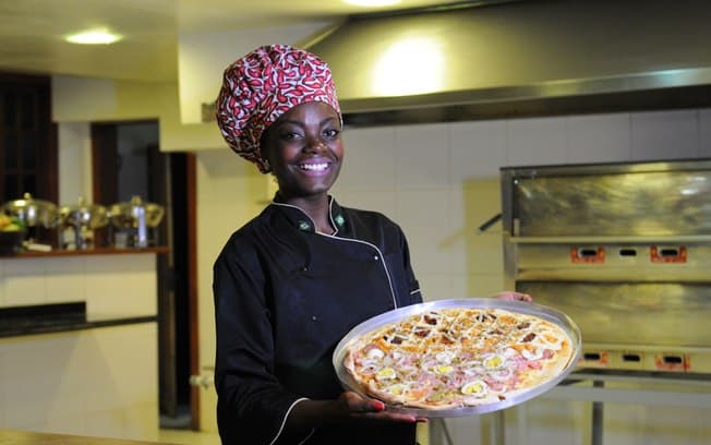 Ex-Globeleza troca carnaval para vender pizza no RJ