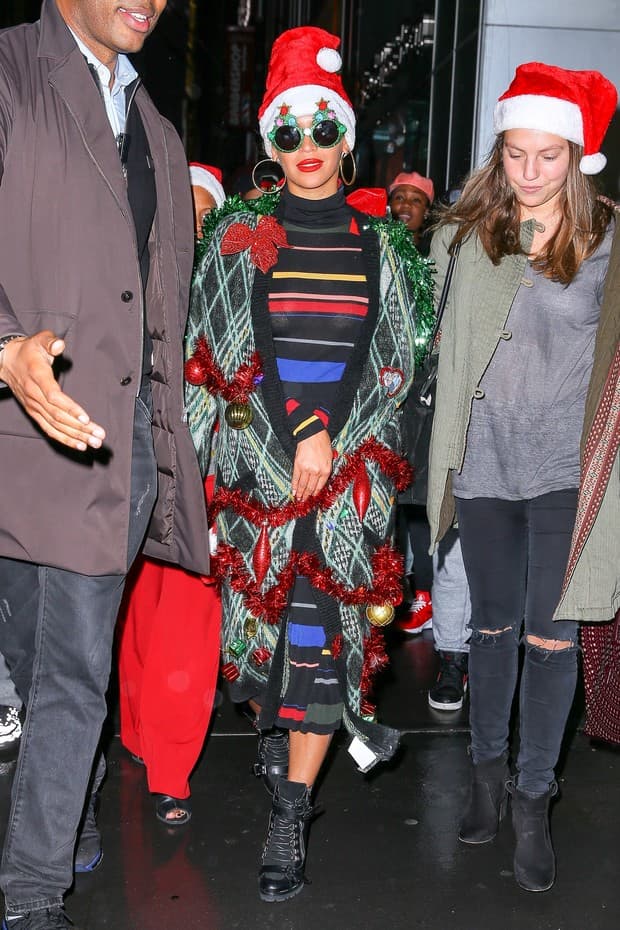 Beyoncé surpreende vestida de "árvore de Natal"