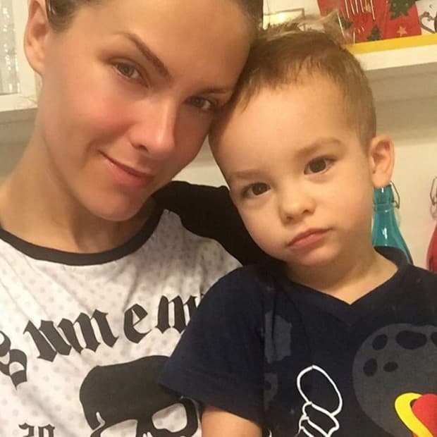 Sem maquiagem, Ana Hickmann publica foto com o filho ao acordar