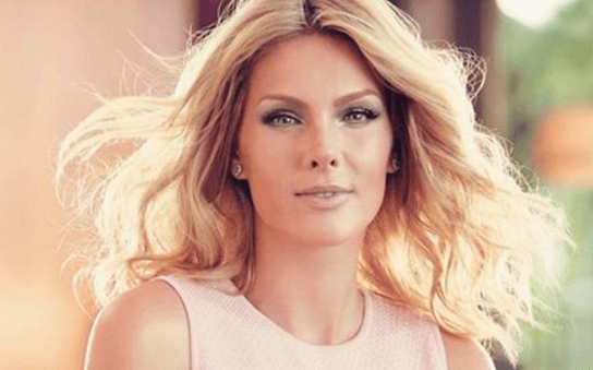 Exagero no photoshop faz Ana Hickmann aparecer irreconhecível em capa de revista