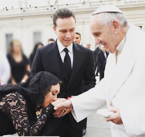 Ex-RBD Anahí se emociona ao conhecer o Papa Francisco