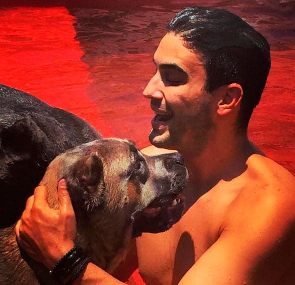 André Marques posa sem camisa e é pedido em casamento