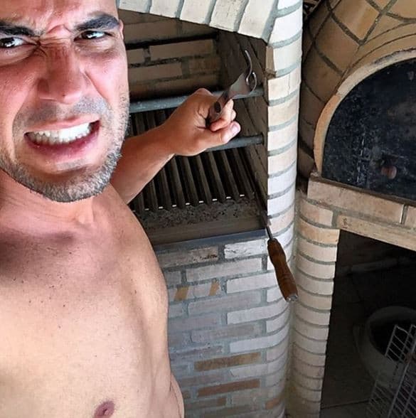 André Marques recebe elogios ao posar sem camisa em churrasco