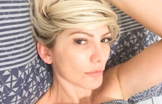 Antônia Fontenelle passa por saia justa com fã em lançamento de livro