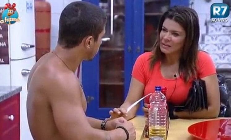 Briga e agressão entre Mara e Douglas marcam encontro de peões em "A Fazenda 8"; confira