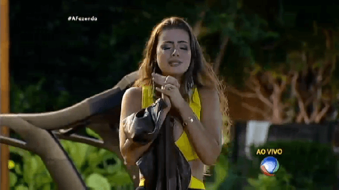 "A Fazenda": Douglas derruba Rayanne no chão e os dois trocam beijos