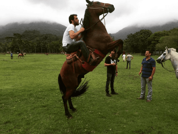 Rodrigo Lombardi faz workshop para andar de cavalo em "Velho Chico"