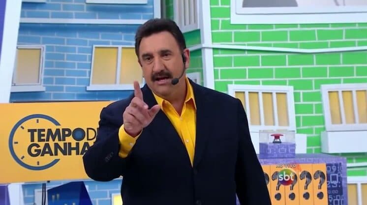 Ratinho reclama e debocha da falta de reação de telespectador após ganhar prêmio