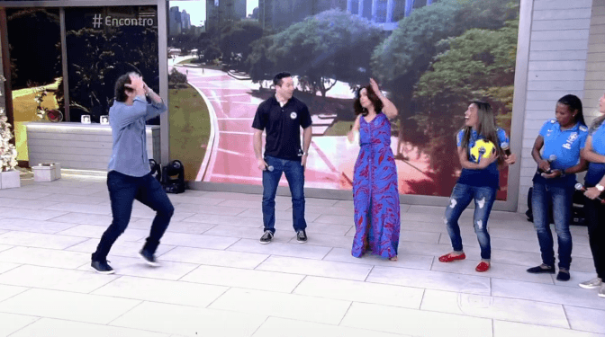 Fátima Bernardes leva bolada na cara ao vivo no "Encontro"