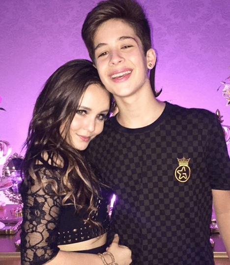 Larissa Manoela e João Guilherme curtem balada e ator declara: "Vida!"