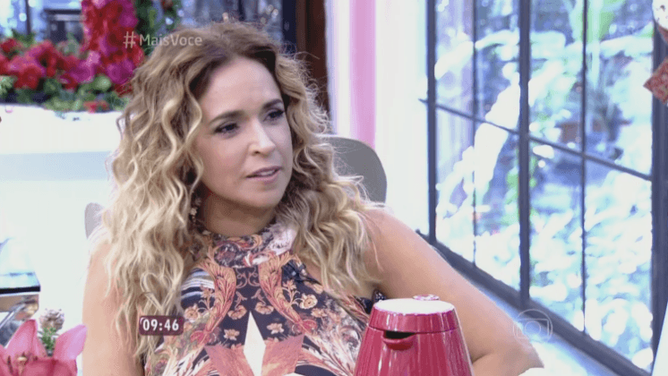 Daniela Mercury publica foto íntima com a esposa e comenta: "É sempre um tabu"