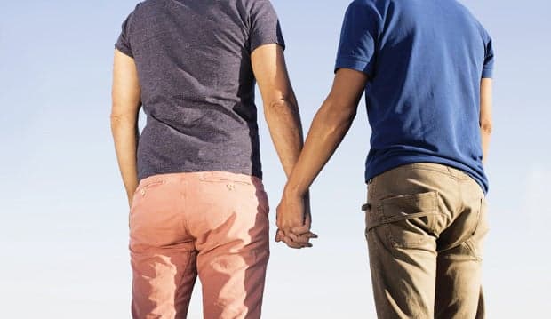 Colunista revela que apresentador e seu filho são homossexuais