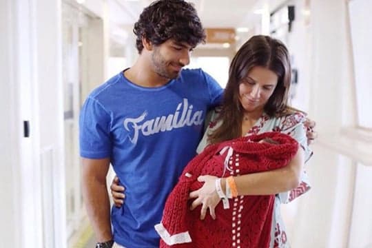 Deborah Secco deixa a maternidade com a filha nos braços: "Muito feliz"