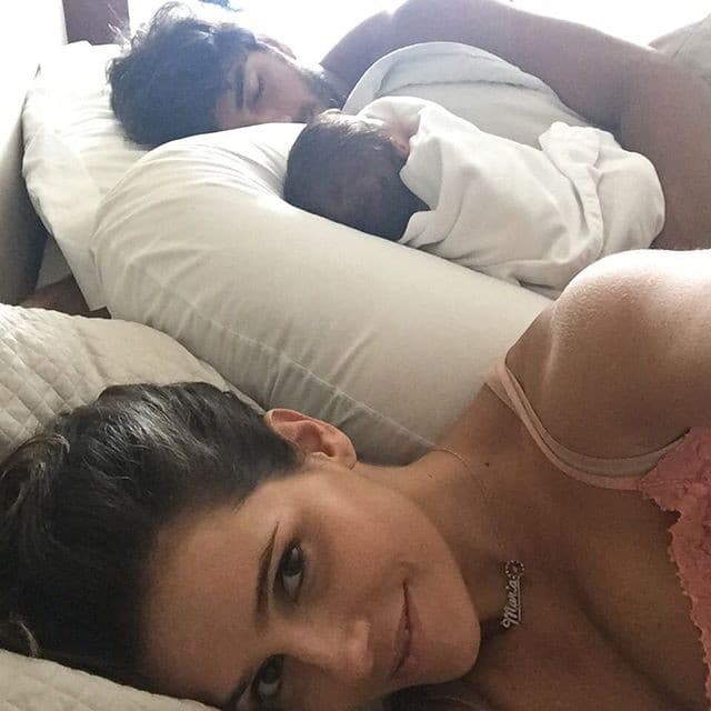 Deborah Secco comemora um mês do nascimento de sua filha